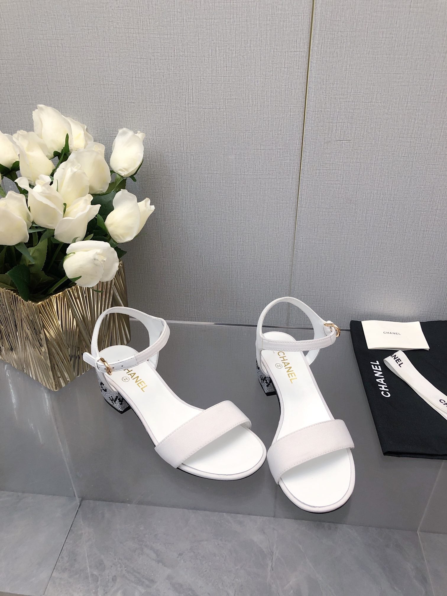 BLOCK HEEL WITH CRYSTAL 5 CM SANDAL IN WHITE FABRIC