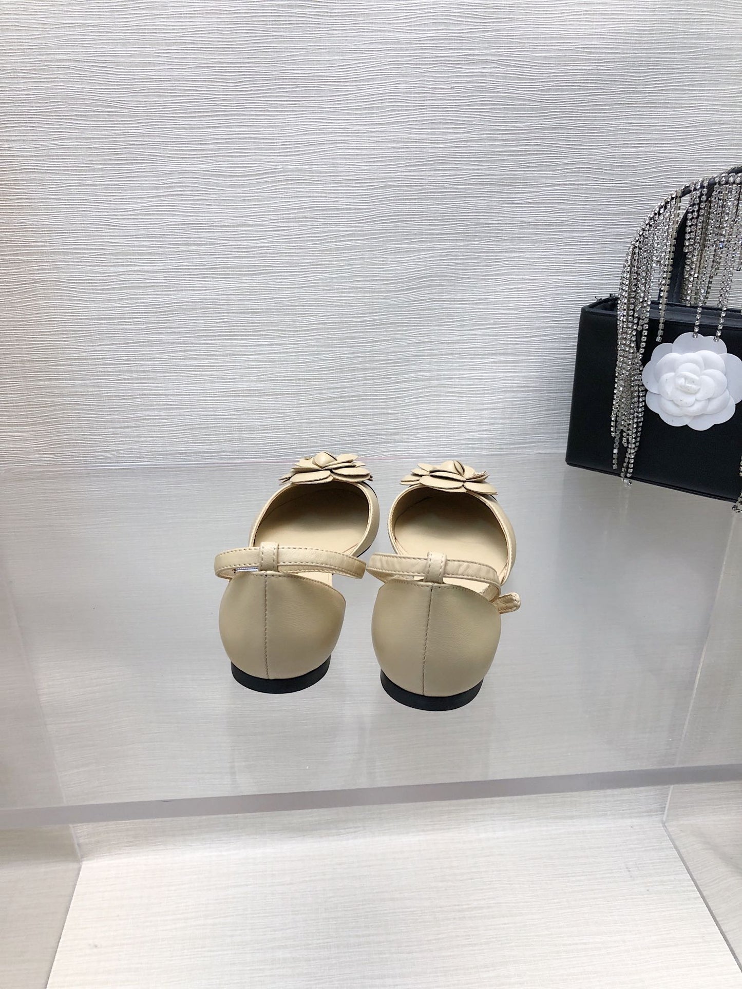 BEIGE MIX BLACK LAMBSKIN CAMELLIA HOLLOW SANDAL