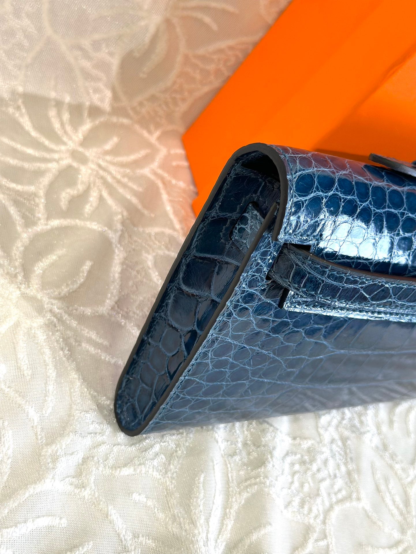 KELLY CUT 31 IN NAVY BLUE SHINNY ALLIGATOR LEATHER WITH SILVER HARDWARE