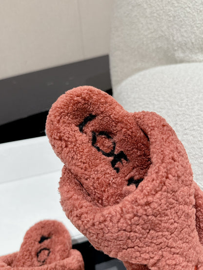 LW SHEARLING THONG SLIPPER IN BRICK