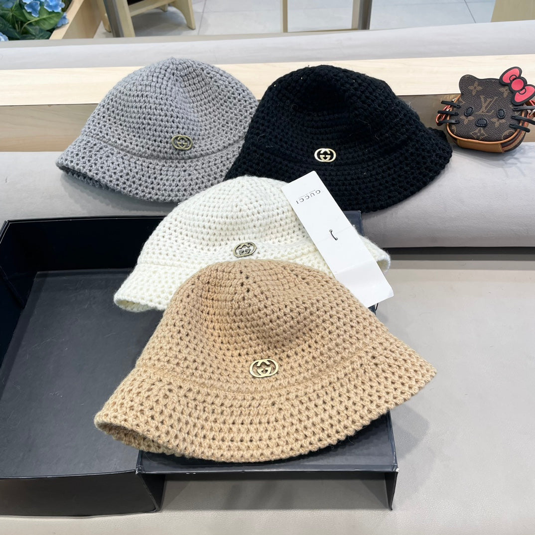 KNITTED BUCKET HAT IN BLACK WOOL 413395