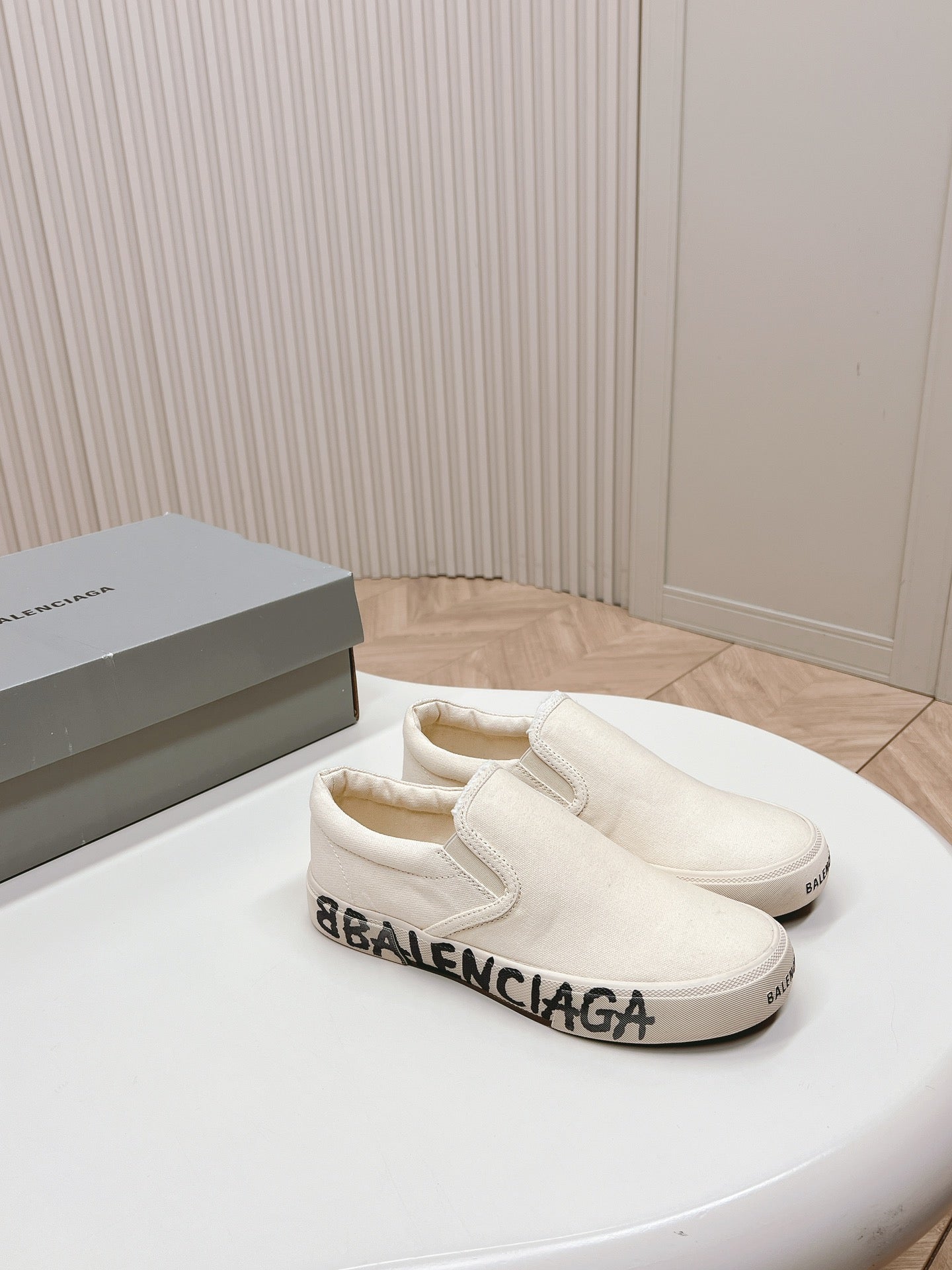 SLIP-ON SNEAKERS GRAFFITI IN WHITE CANVAS