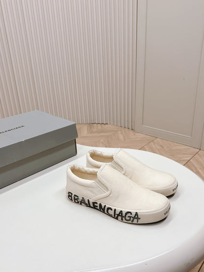 SLIP-ON SNEAKERS GRAFFITI IN WHITE CANVAS