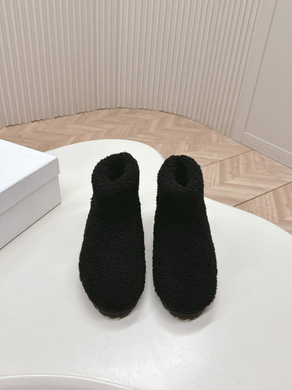 SNOW ANKLE BOOTS IN BLACK SHEARLING
