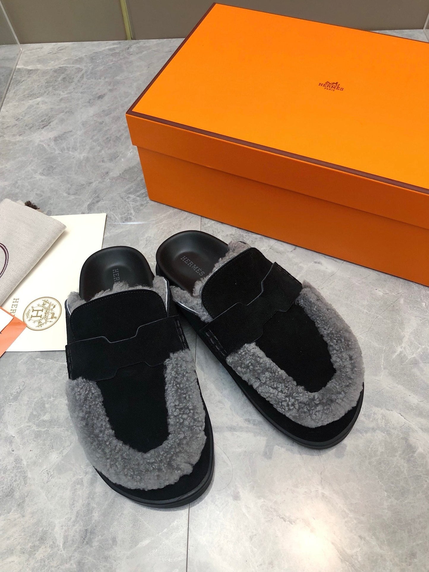 GO MULE IN BLACK SUEDE ATTACH LIGHT GRAY FLEECE