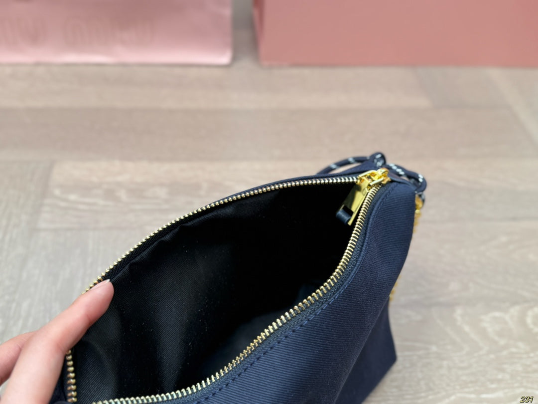 CHAIN SHOULDER BAG 18 IN BLACK FABRIC GOLD HARDWARE