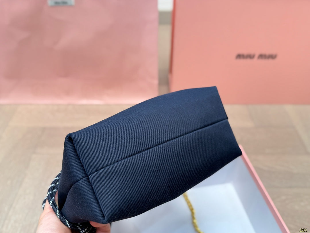 CHAIN SHOULDER BAG 18 IN BLACK FABRIC GOLD HARDWARE