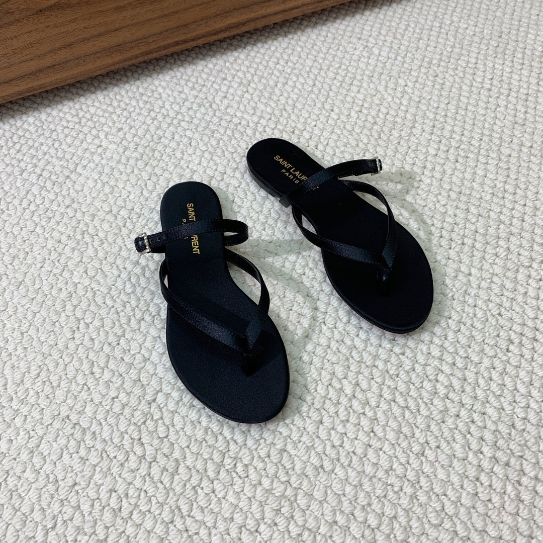 SL CRYSTAL BUCKLE THONG SANDAL BLACK SATIN