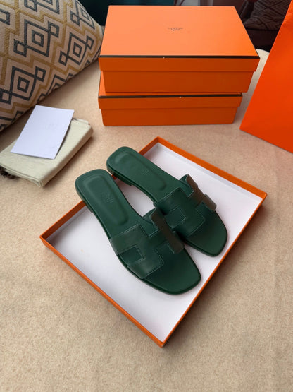 0RAN SANDALS IN FOREST GREEN CALFSKIN