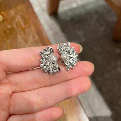 DOUBLE C STUD EARRINGS IN HALF-FLOWER SHAPE WITH PEARL CENTER