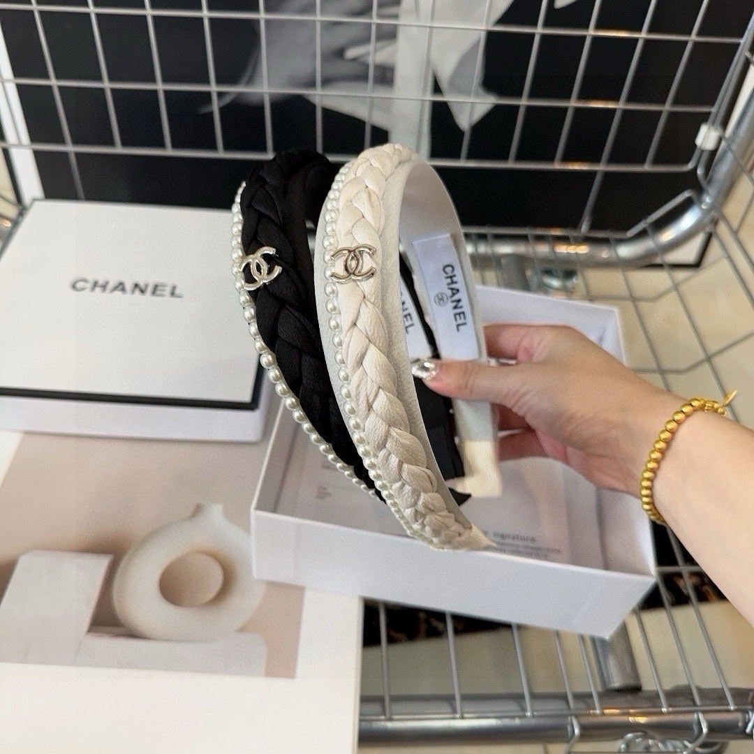 BLACK FABRIC HAIRBAND WITH PEARL CHAIN 412528