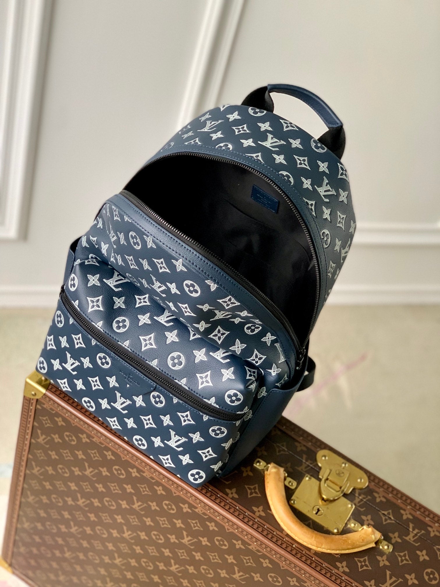 DISCOVERY PM BACKPACK 38 IN NAVY BLUE LAMBSKIN WHITE MONOGRAM LOGO