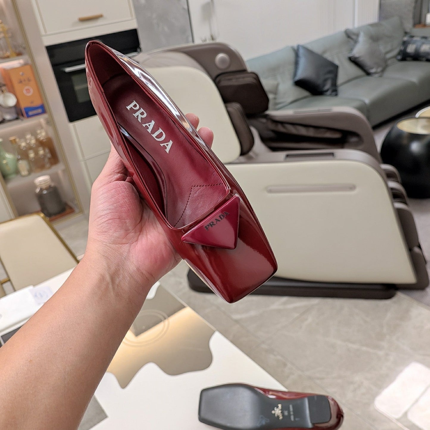 TRIANGLE LOGO PUMPS IN CURRANT RED GLOSSY CALFSKIN