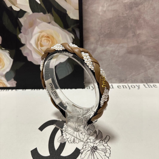 HEADBAND IN GOLDEN BROWN CALFSKIN MIX PEARL CHAIN 347679