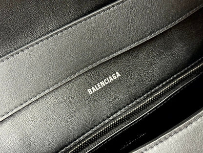 DOWNTOWN M CROSSBODY BAG 32 IN BLACK SOFT LAMBSKIN