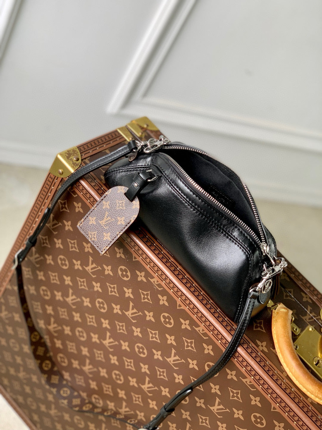 POCHETTE VIBE HANDBAG 25 IN BLACK LAMBSKIN BROWN COWHIDE AND COATED CANVAS TRIM