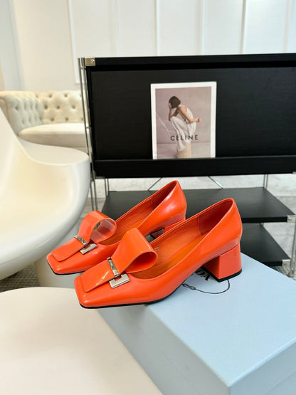 SQUARE TOE PUMPS IN INTERNATIONAL ORANGE GLOSSY CALFSKIN ATTACHED BOW