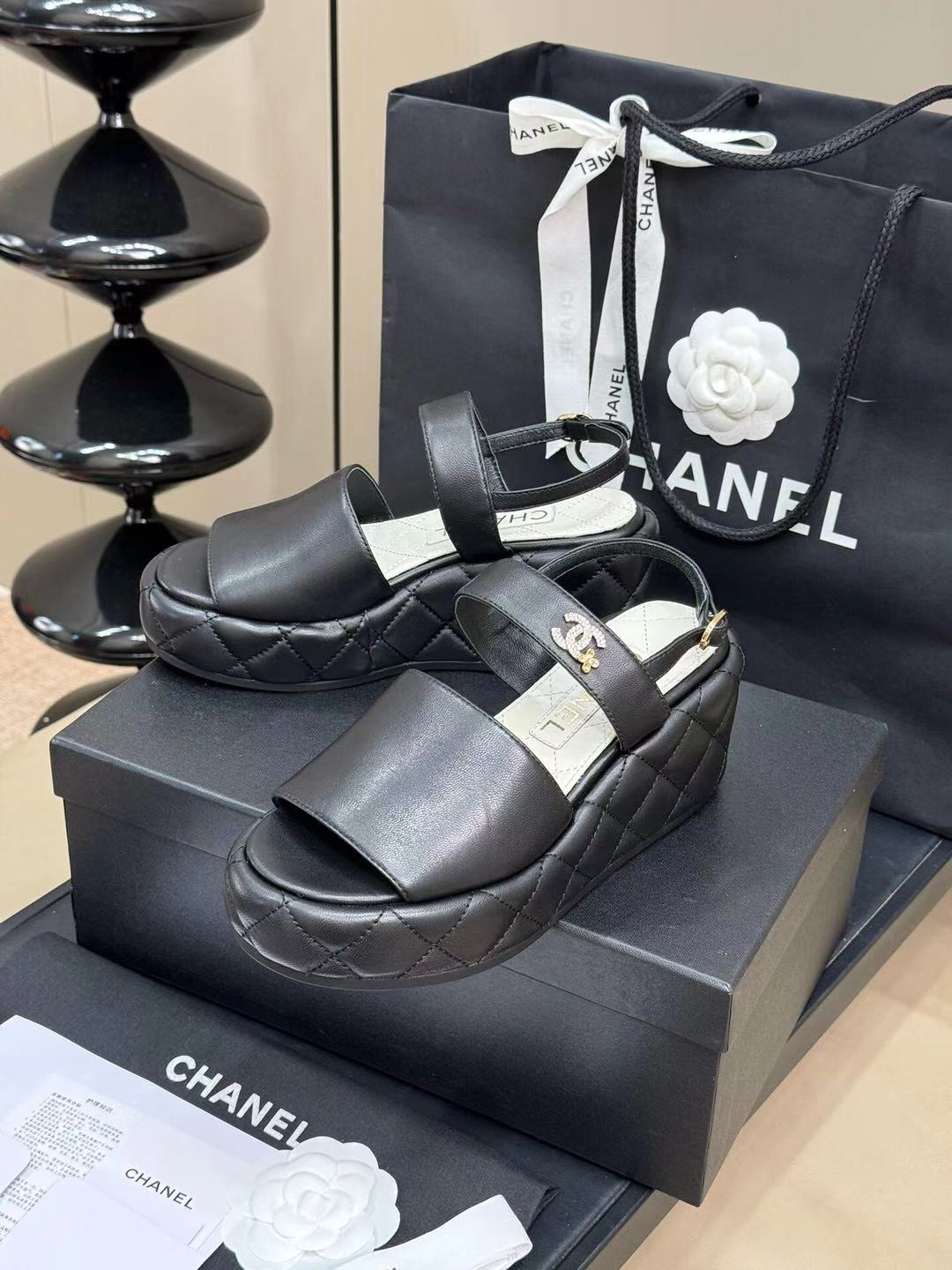 CC HIGH WEDGE SANDALS IN BLACK LAMBSKIN