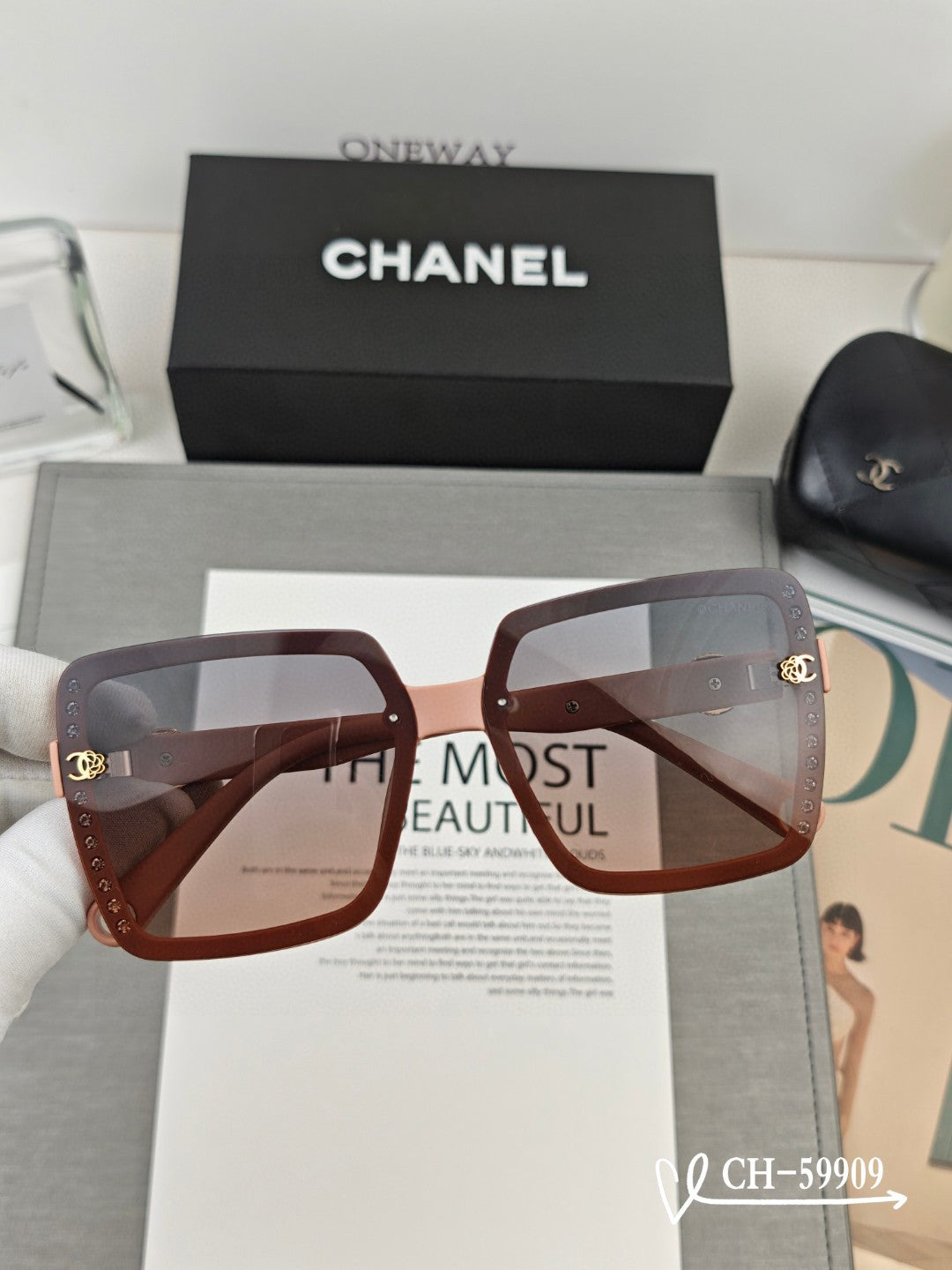 SQUARE SUNGLASSES 59909 IN BLACK TR FRAME WITH RESIN LENSES
