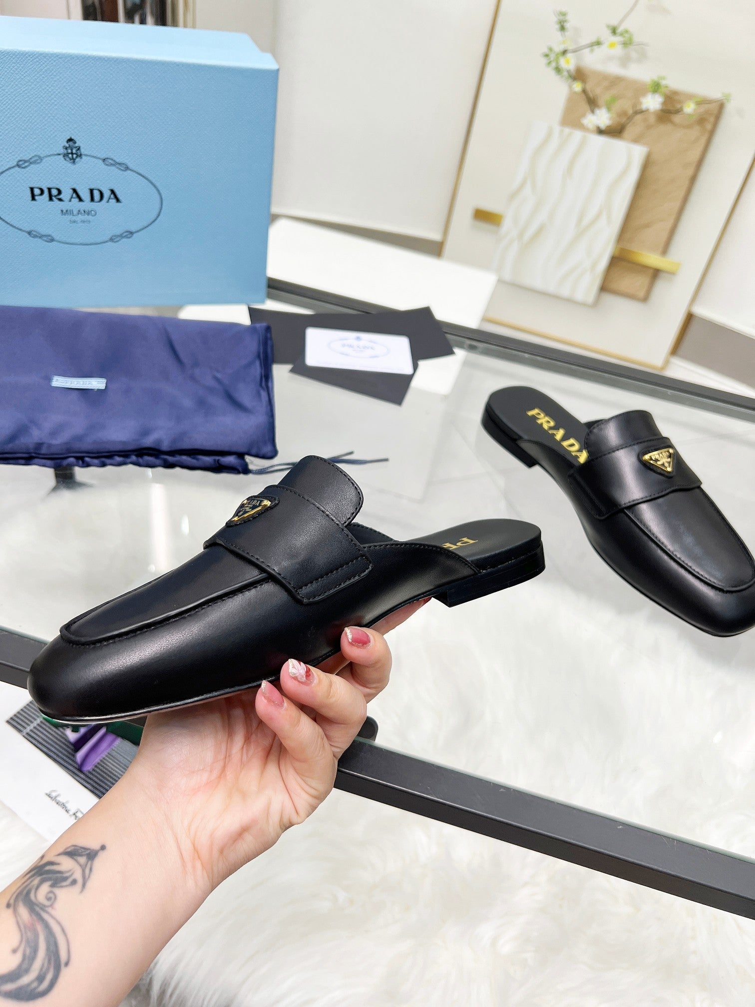 TRIANGLE LOGO MULES IN BLACK CALFSKIN