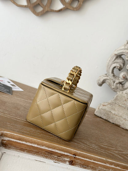 MINI VINTAGE COSMETIC BAG 11 IN CAPE PALLISER SHINY CALFSKIN GOLD HARDWARE