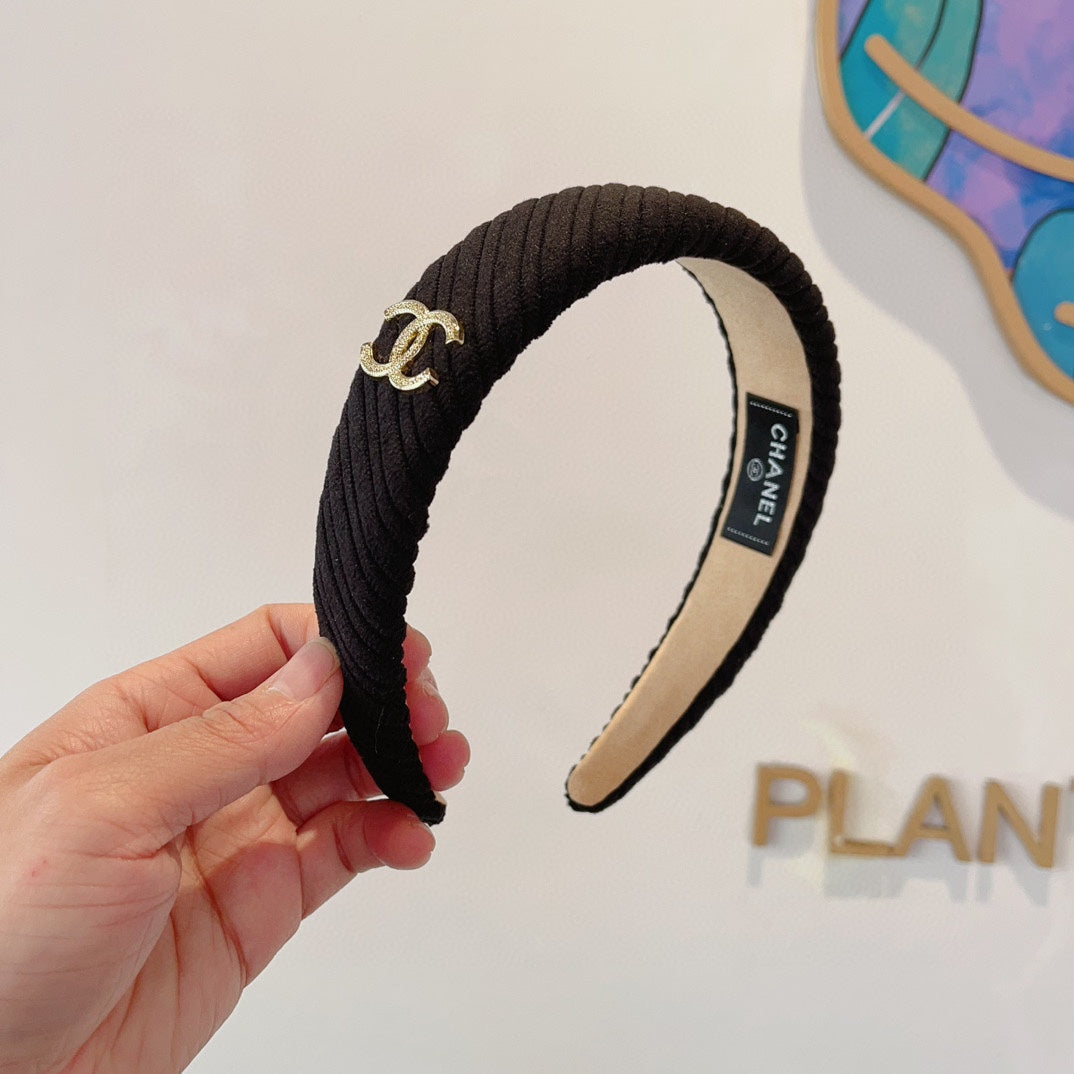 BLACK FABRIC HAIRBAND WITH GOLD LOGO 414437