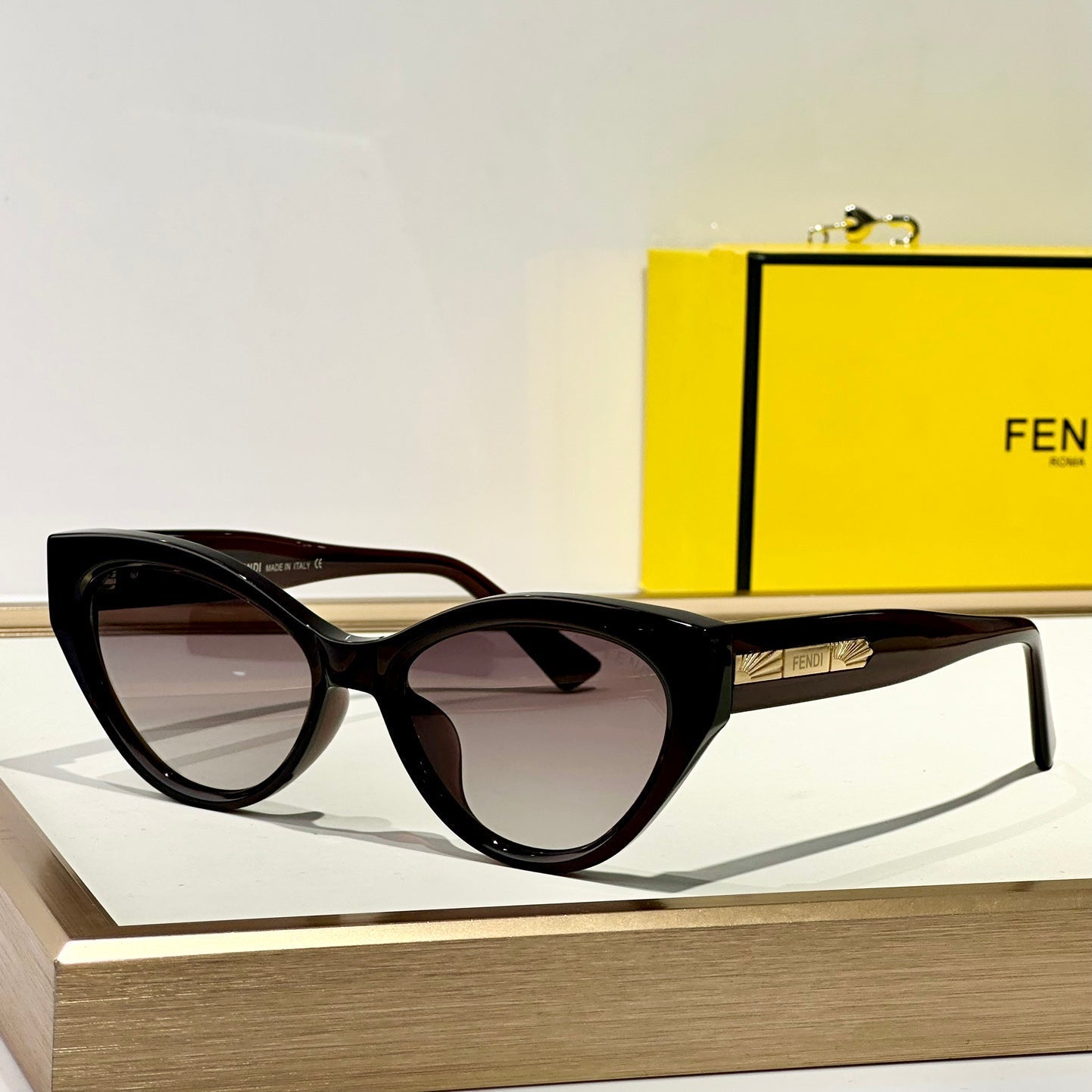FF DIAMONDS CAT-EYE FRAME SUNGLASSES FE40164U IN ACETATE