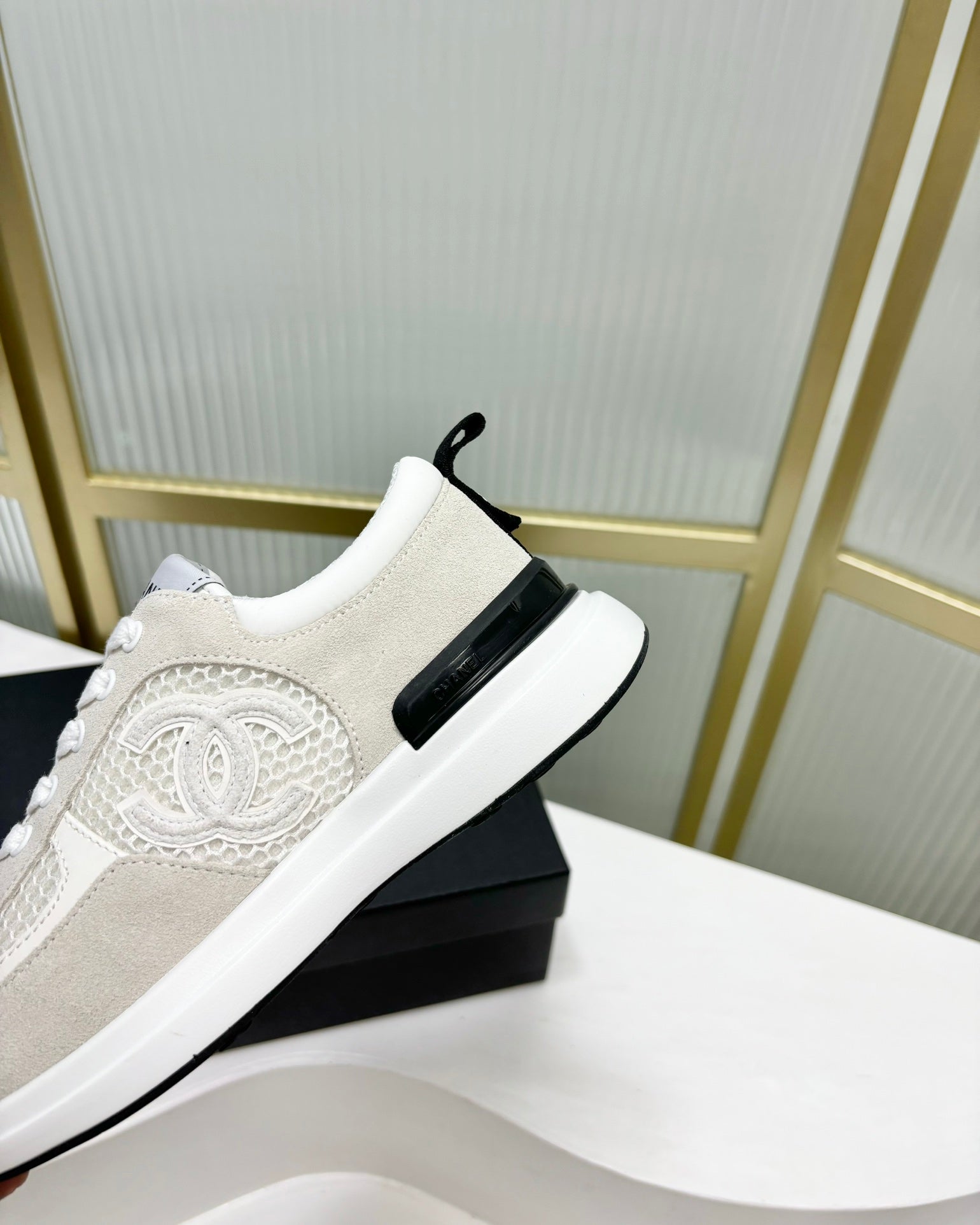 SNEAKER IN GREY SUEDE AND WHITE BREATHABLE MESH