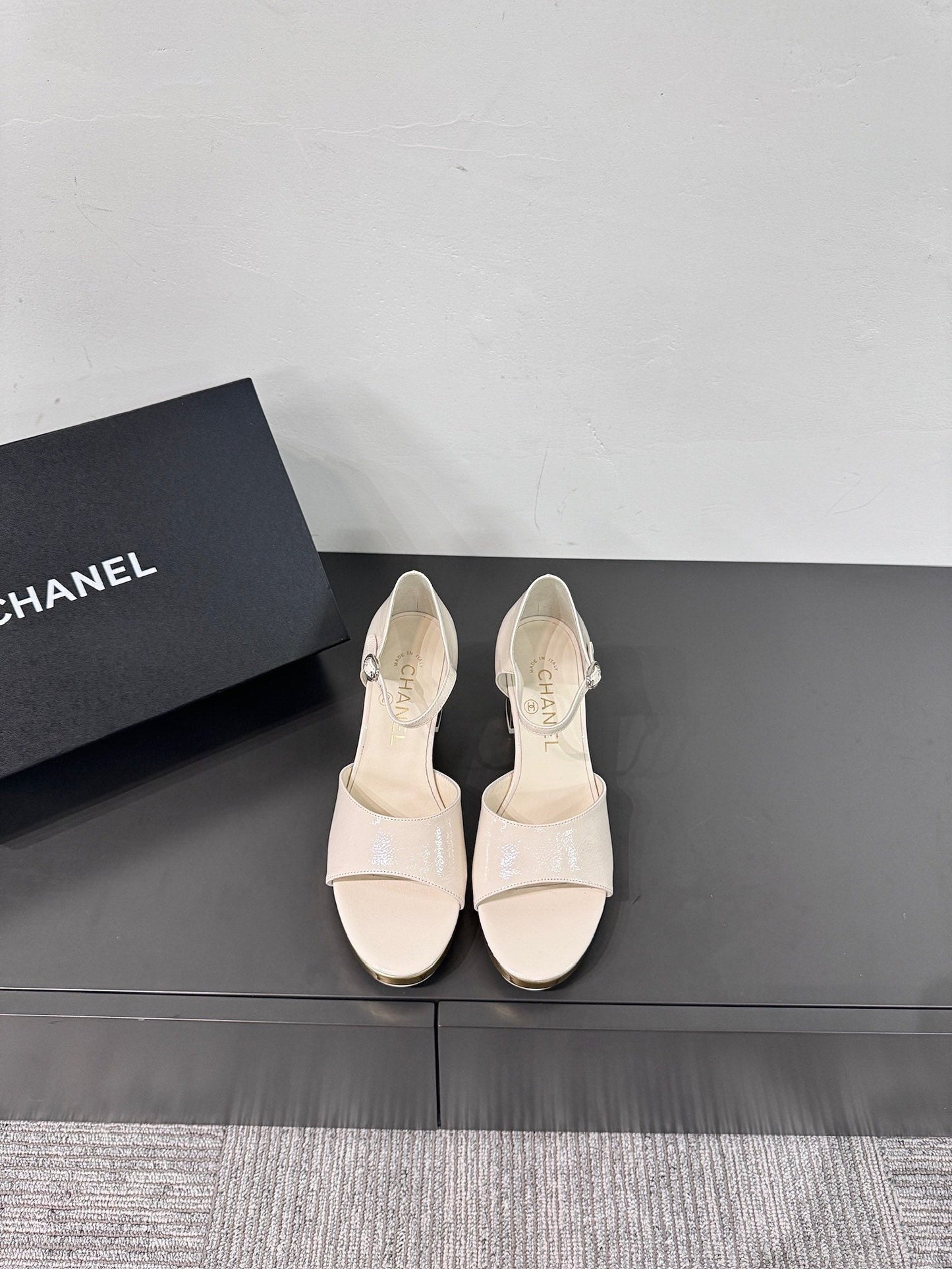 BLOCK HEEL SANDALS WHITE SHEEPSKIN