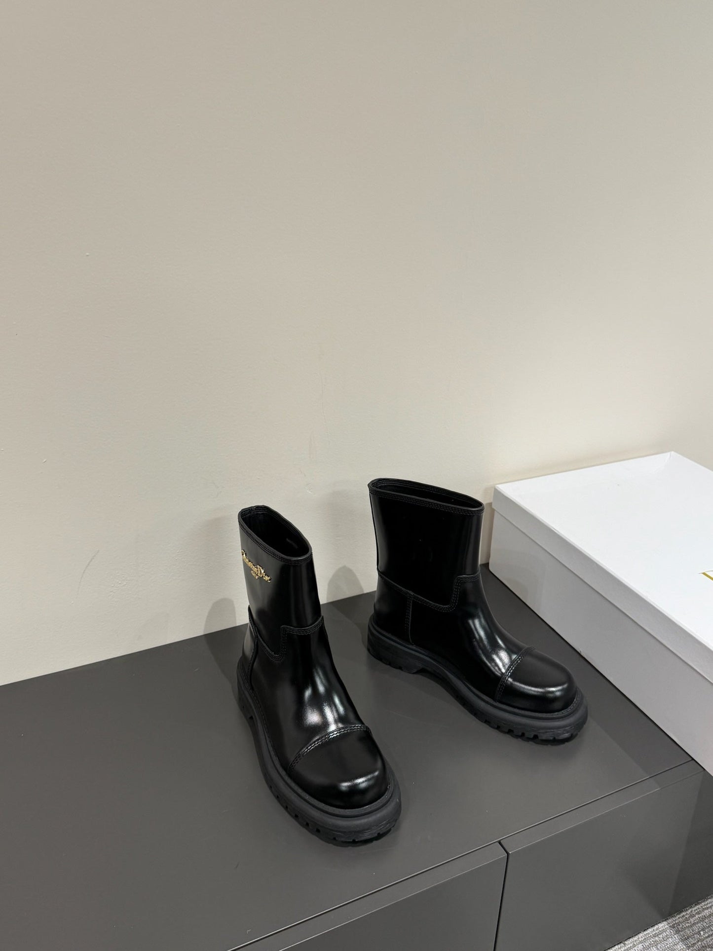 D-TOWN ANKLE BOOTS IN BLACK PATENT CALFSKIN