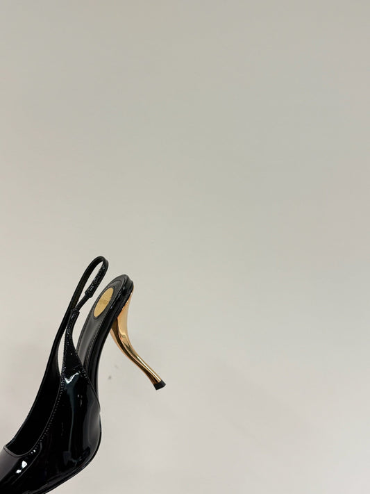 GREEN GEM-STUDDED SLINGBACK PUMPS IN BLACK PATENT CALFSKIN
