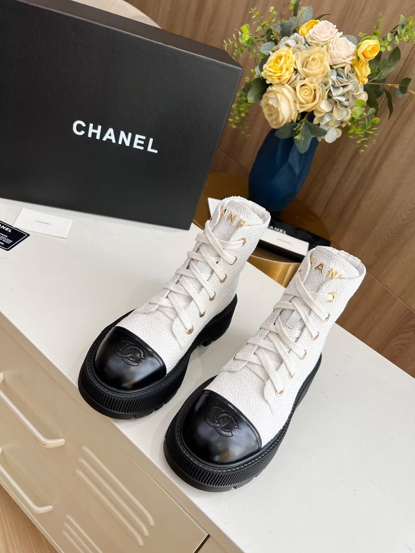 SHORT BOOTS IN WHITE TWEED AND BLACK CALFSKIN