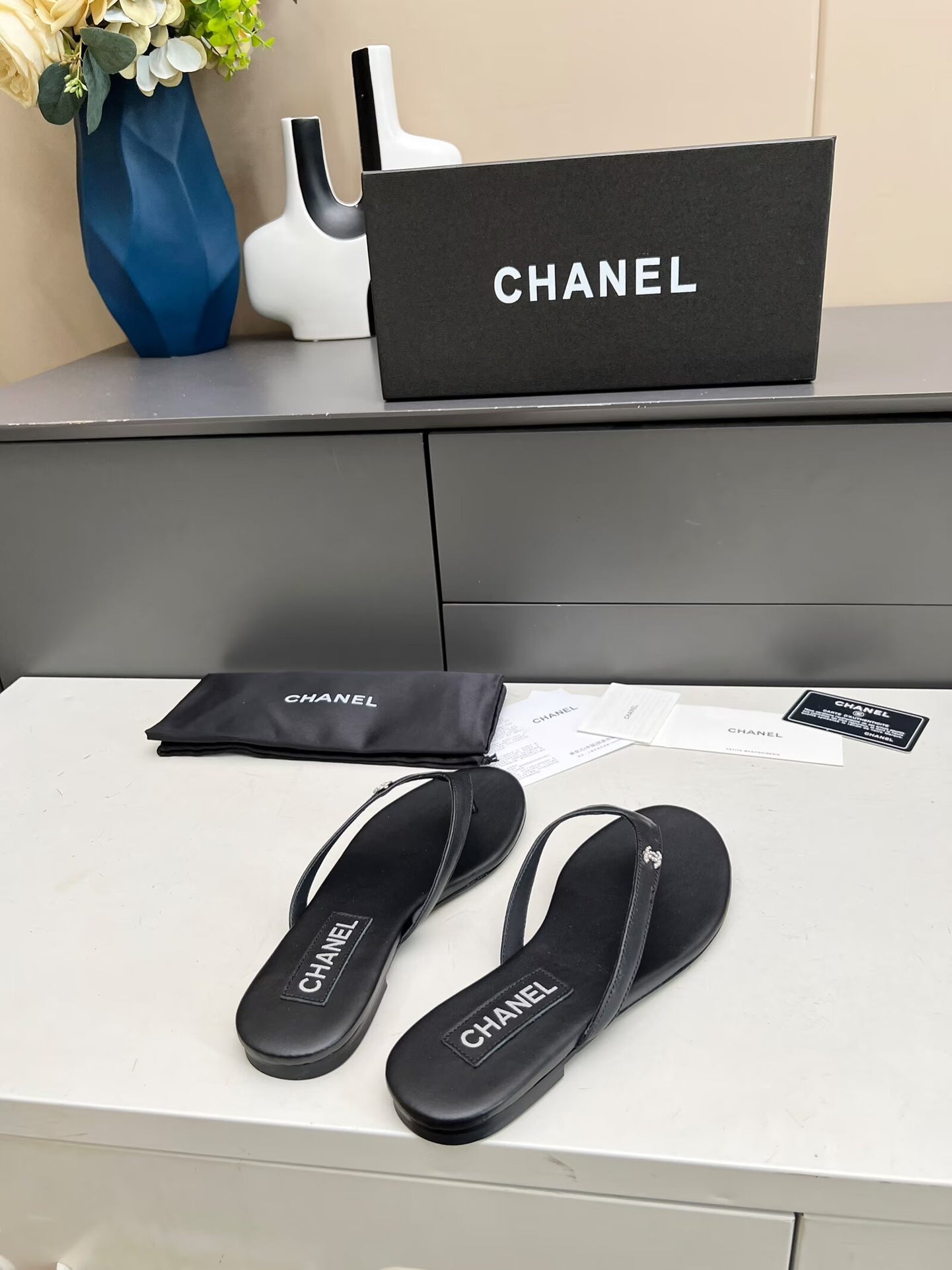 THONG SLIPPERS IN BLACK COWHIDE
