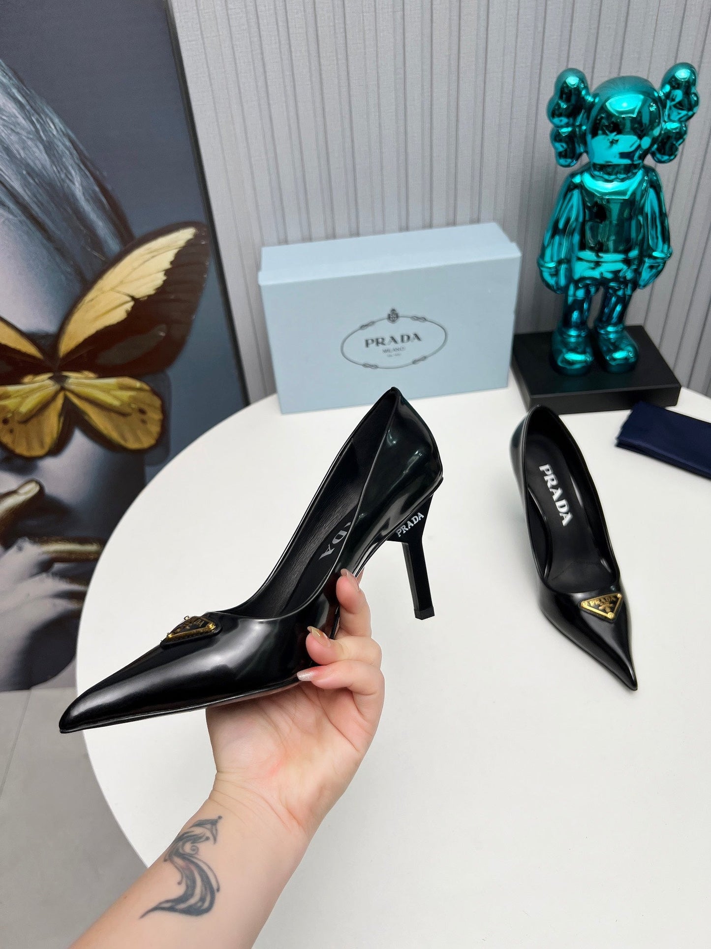 HIGH-HEEL PUMPS IN BLACK CALFSKIN
