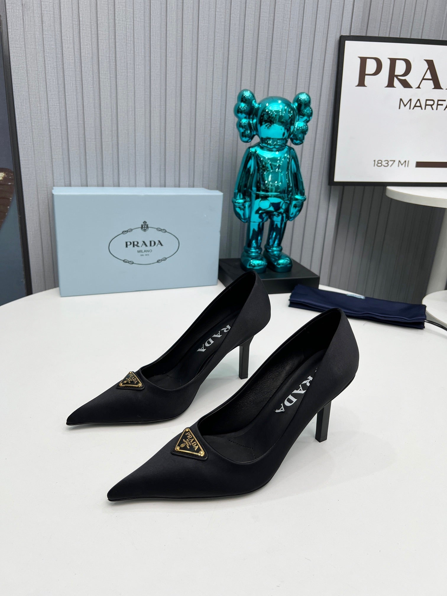 HIGH-HEEL PUMPS IN BLACK SATIN