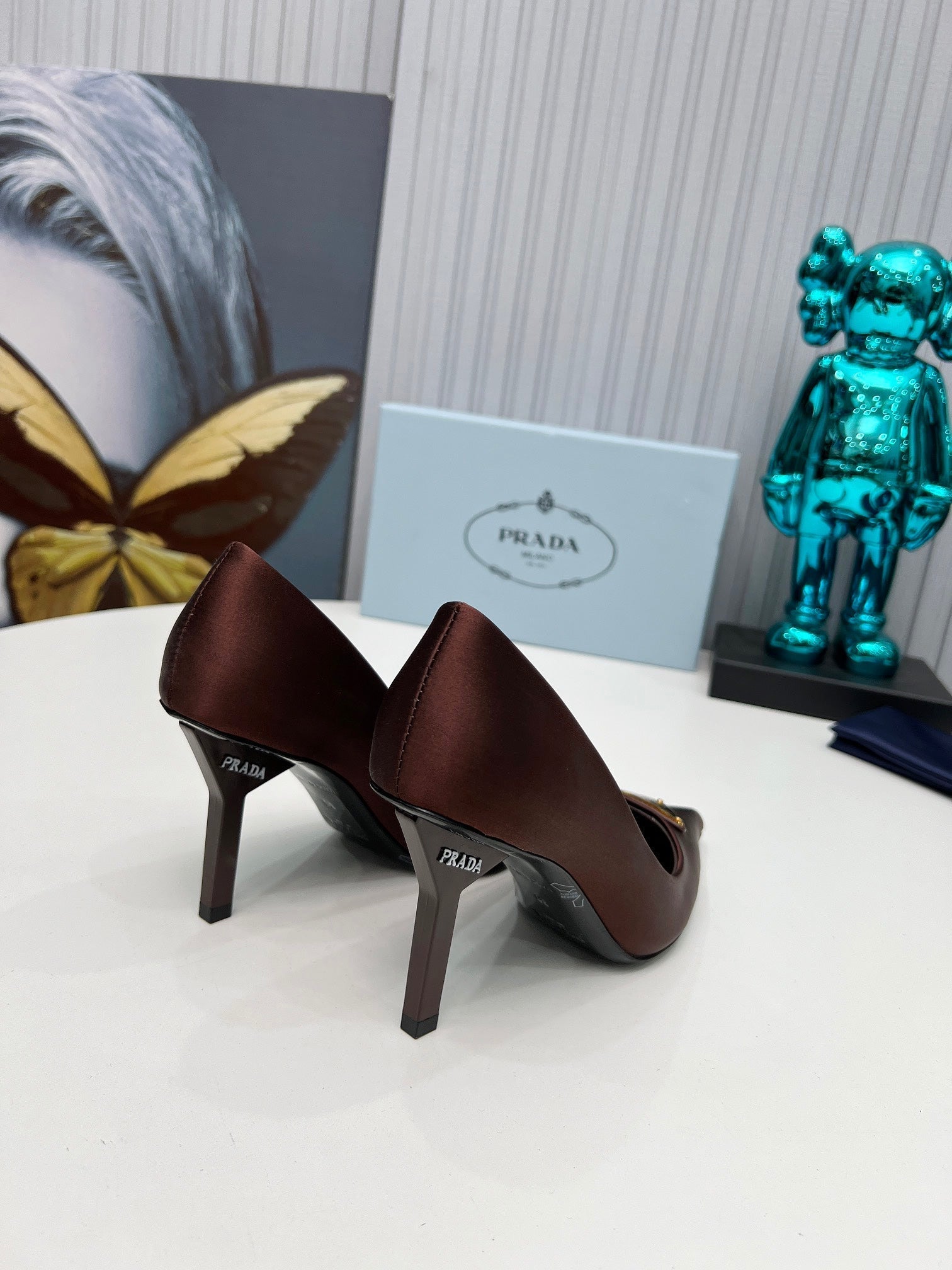 HIGH-HEEL PUMPS IN CHOCOLATE BROWN SATIN