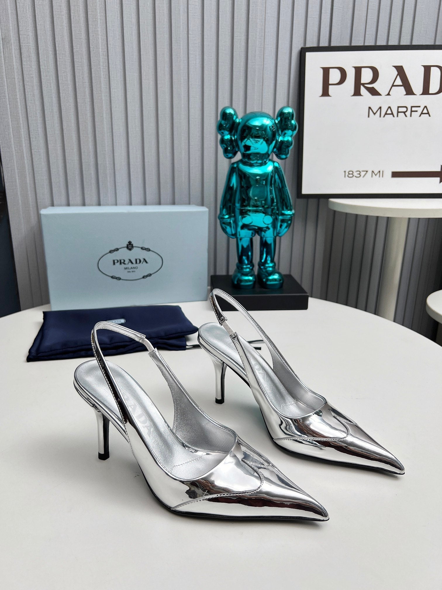HIGH SLING BACK PUMPS IN SILVER GLOSSY CALFSKIN