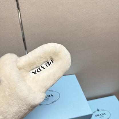 THICK-SOLED FUR SLIDES WHITE WITH TRIANGLE LOGO