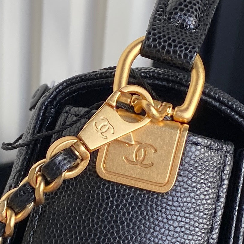 RETRO STYLE FLAP BAG 22 IN BLACK GRAINED CALFSKIN GOLD HARDWARE