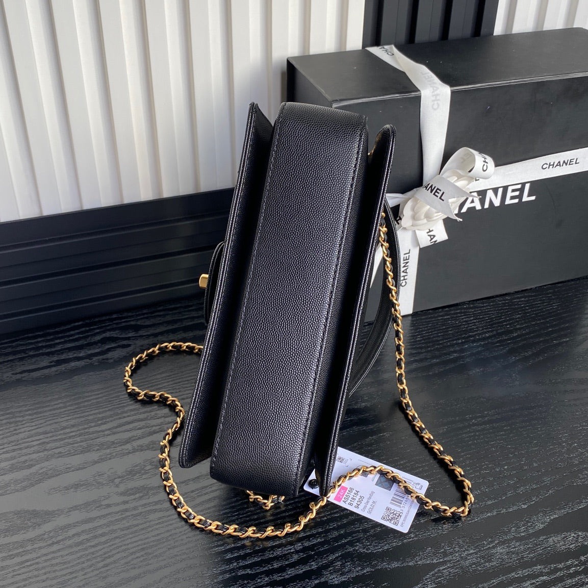 RETRO STYLE FLAP BAG 22 IN BLACK GRAINED CALFSKIN GOLD HARDWARE