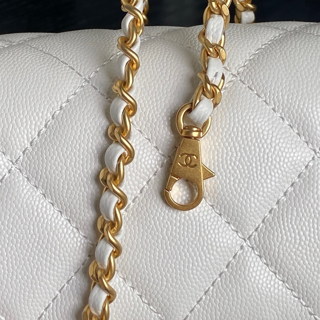 RETRO STYLE FLAP BAG 22 IN WHITE GRAINED CALFSKIN GOLD HARDWARE