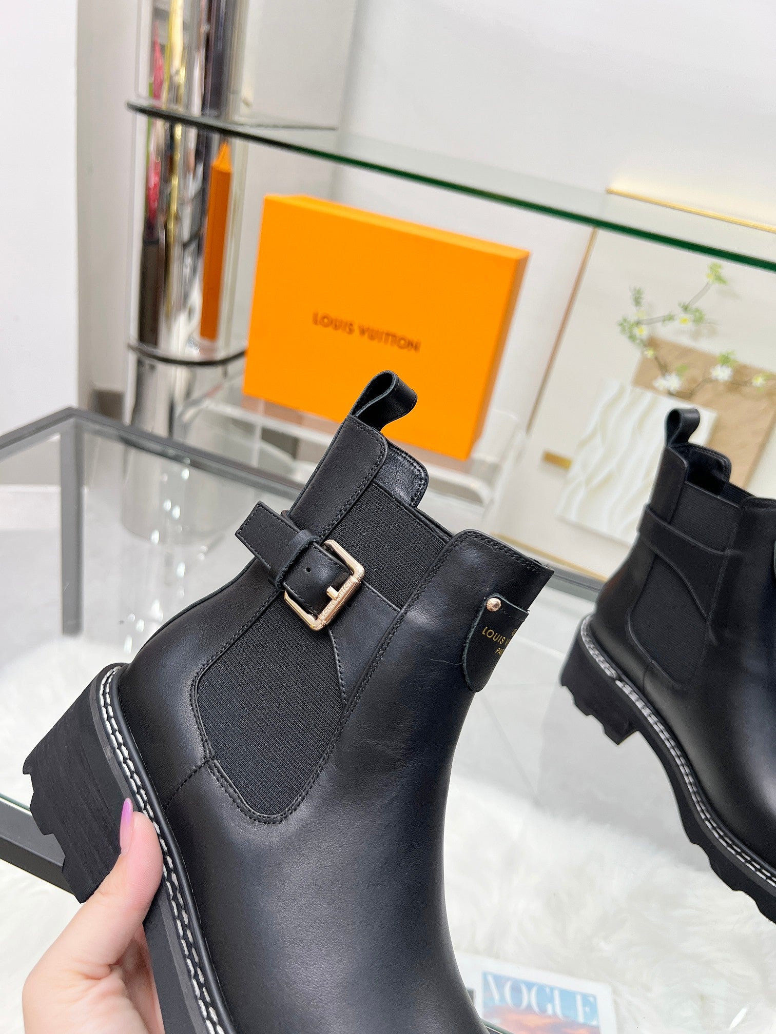 LV WOMEN'S SHORT BOOTS IN BLACK CALFSKIN