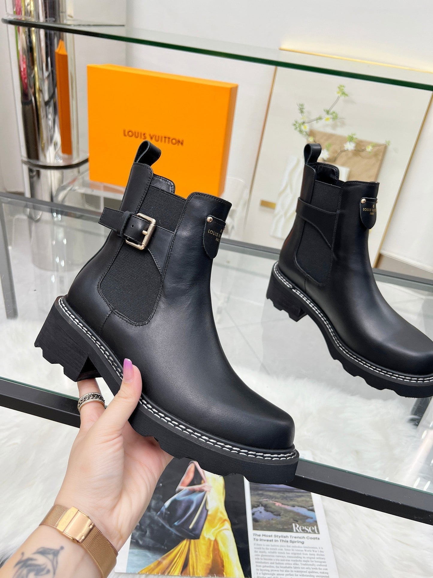 LV WOMEN'S SHORT BOOTS IN BLACK CALFSKIN