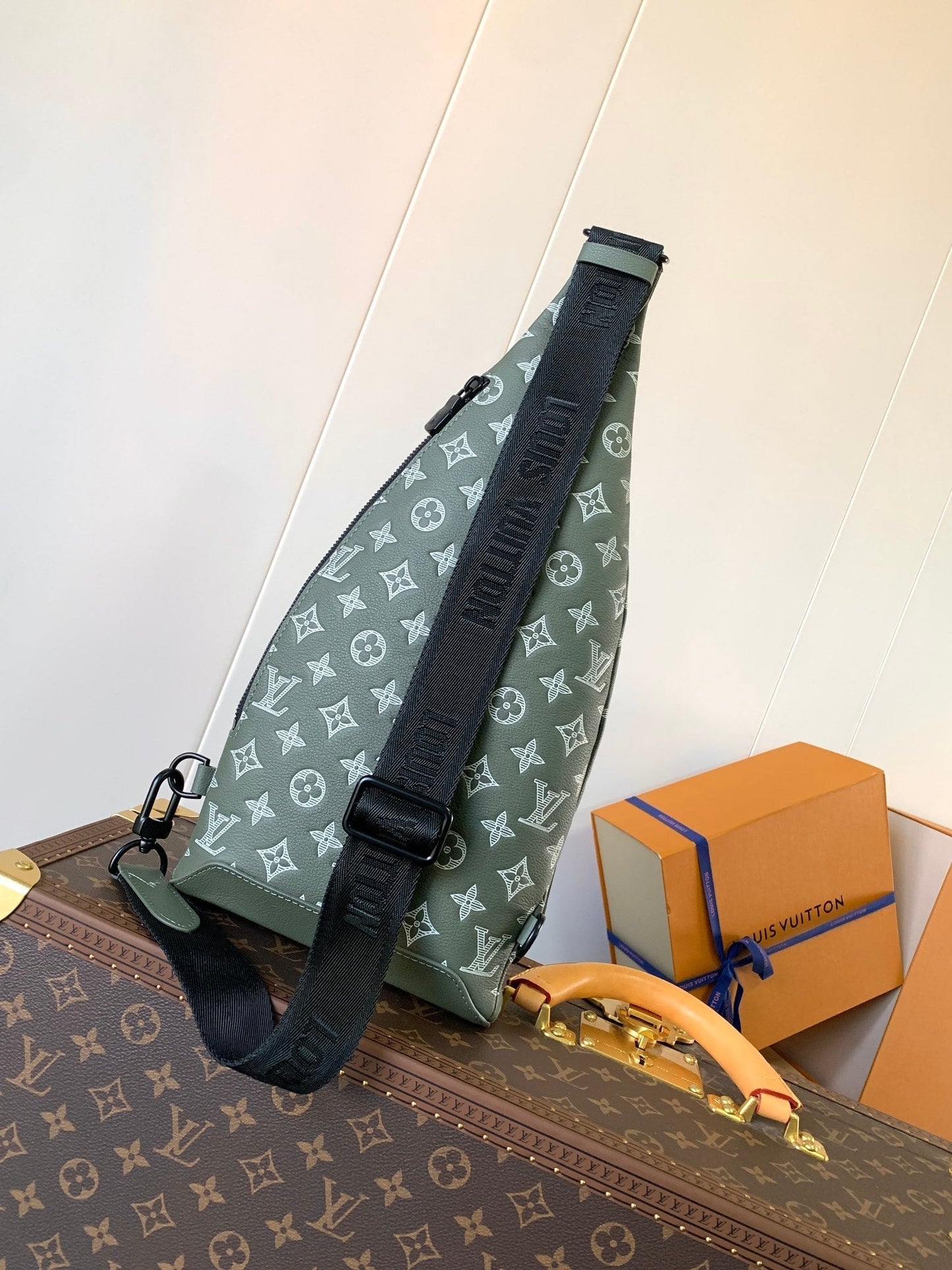 DUO CROSSBAG BAG 42 IN GREEN AND WHITE MONOGRAM SHADOW COWHIDE