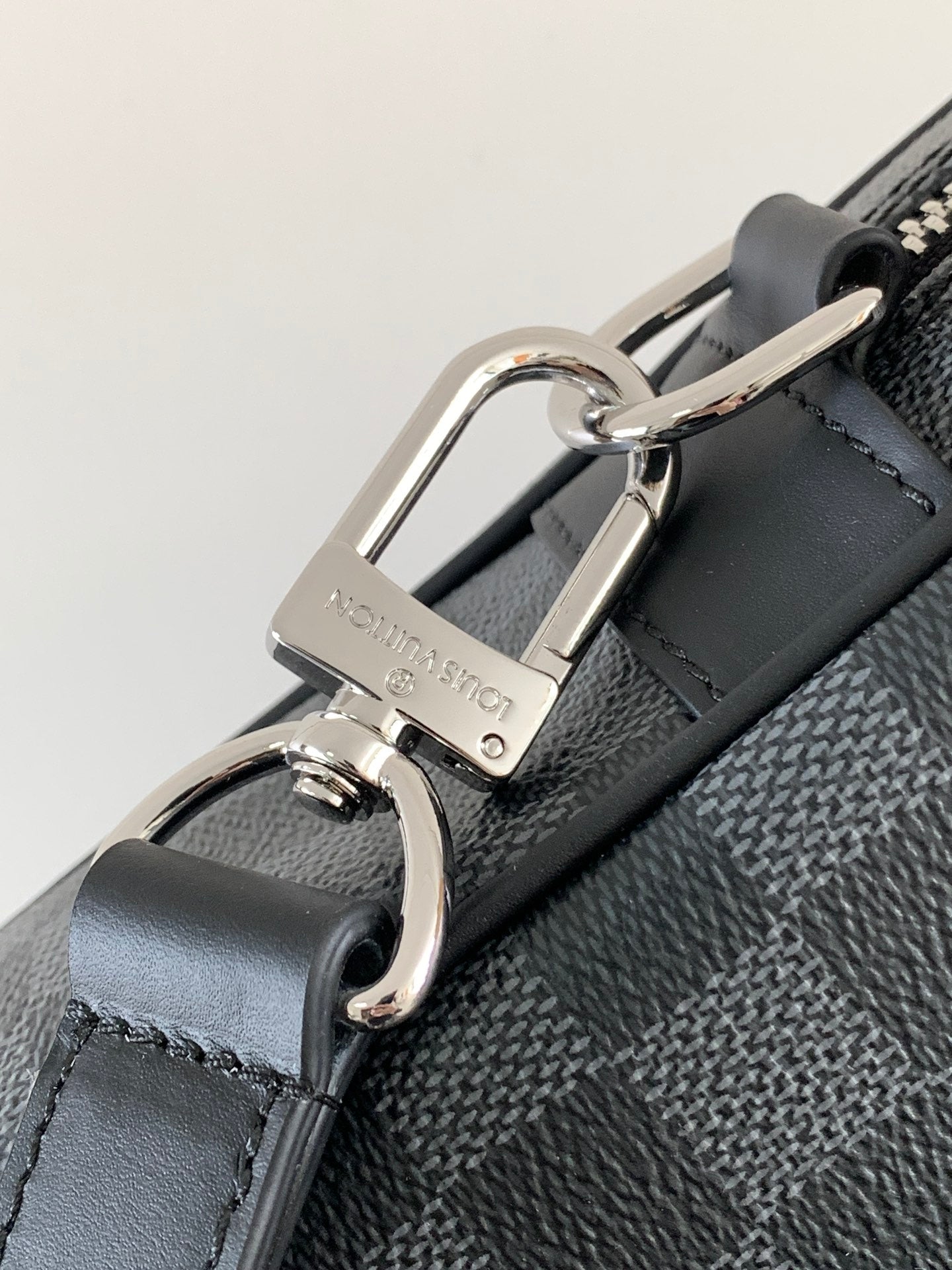 PORTE- DOCUMENTS VOYAGE NM HANDBAG 36 IN BLACK DAMIER GRAPHITE CANVAS