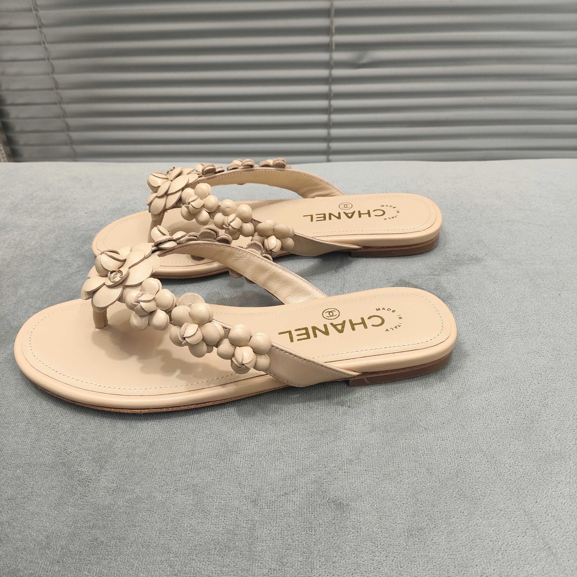 THONG SLIPPERS CAMELLIA IN BEIGE CALFSKIN