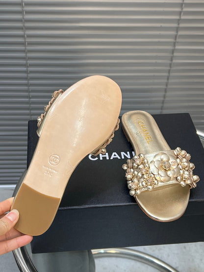 SLIPPERS CAMELLIA IN GOLD PANTENT CALFSKIN