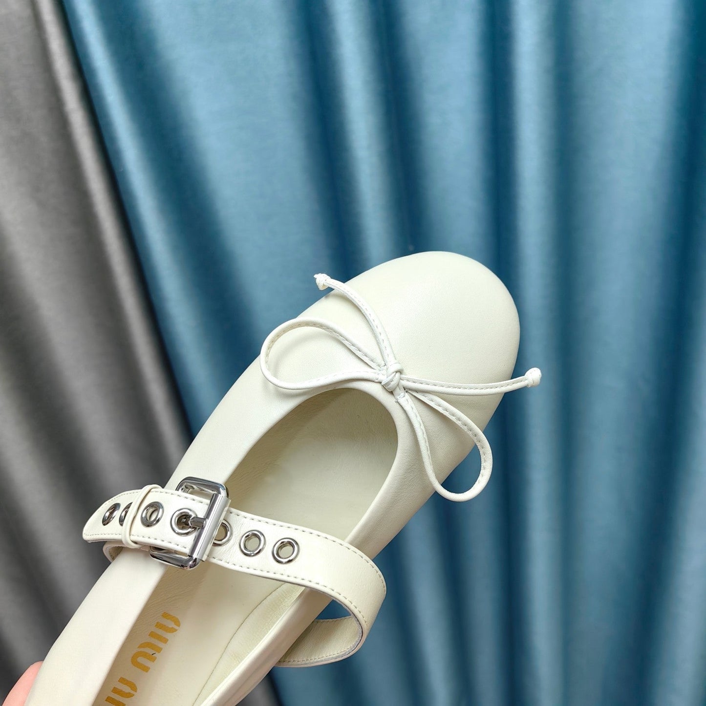 GHOST WHITE BALLET SHOES COWHIDE WITH BUTTON