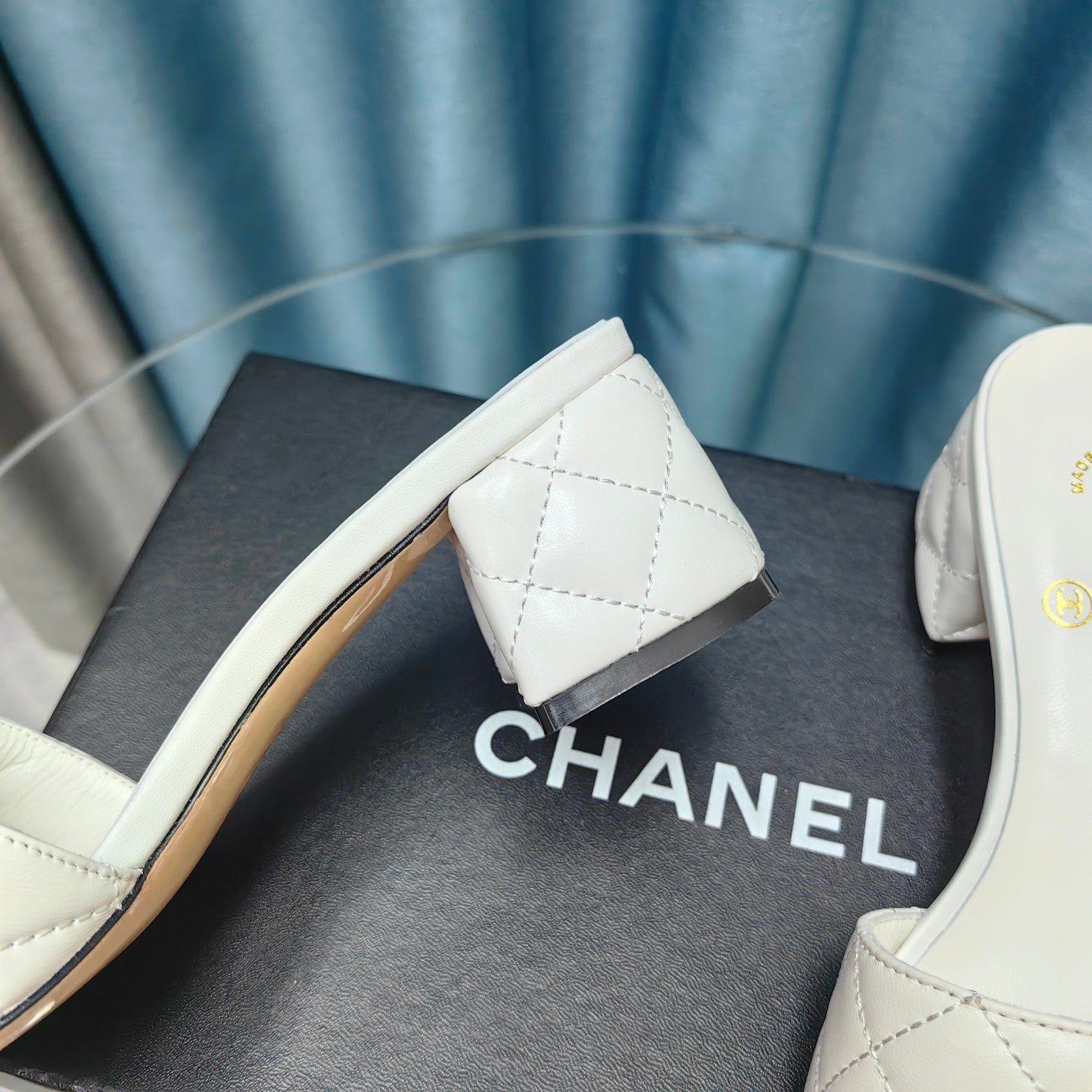 MULE SLIDE SANDAL IN WHITE LAMBSKIN
