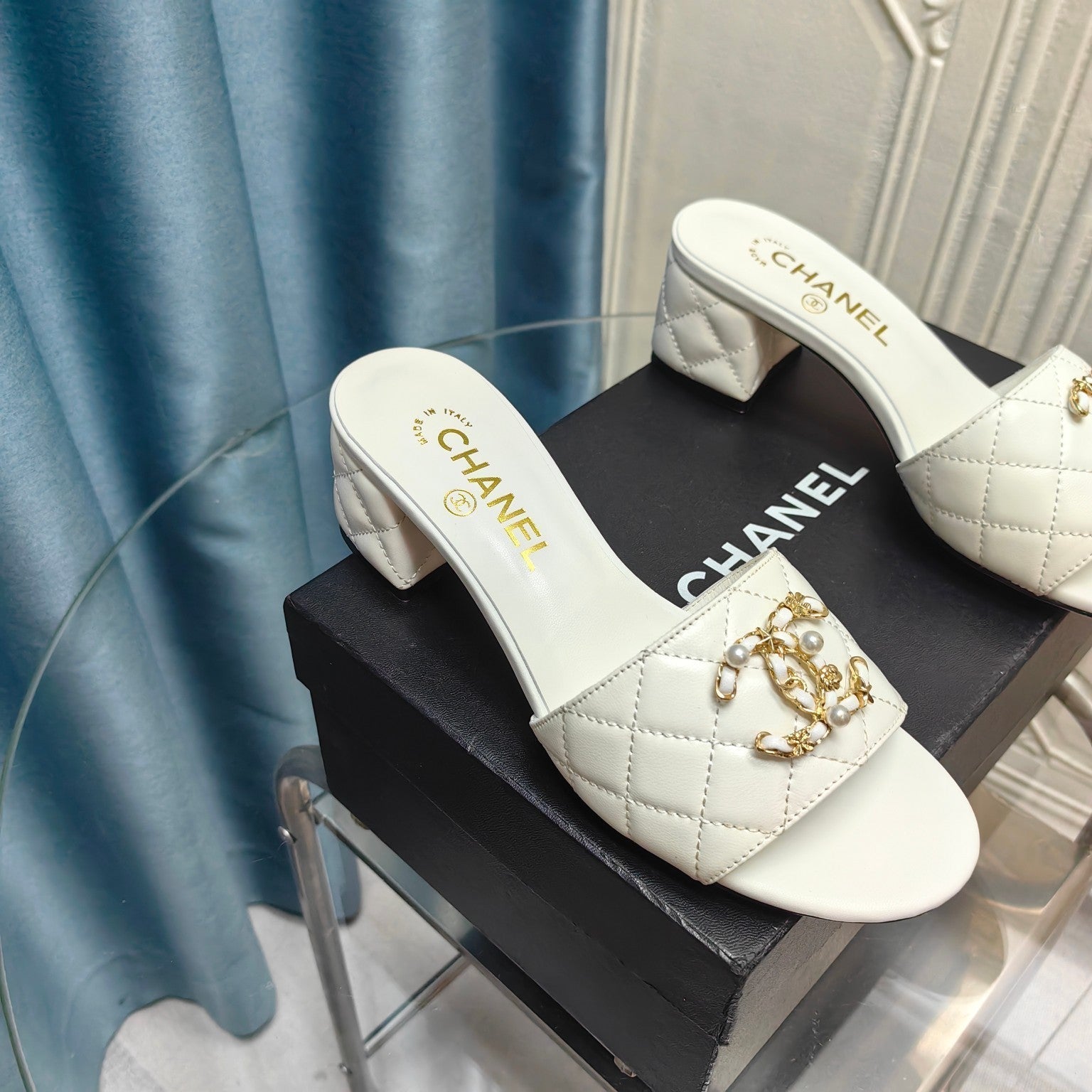 MULE SLIDE SANDAL IN WHITE LAMBSKIN